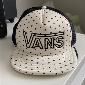 Vans White & Black Women’s Trucker Hat with Hearts